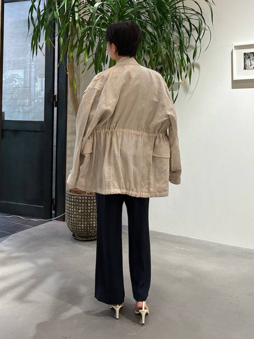 ブルー系のその他パンツ、ホワイト系のブルゾン、ブルー系のニット/セーターを着用したレディースの春コーディネートの6枚目の写真