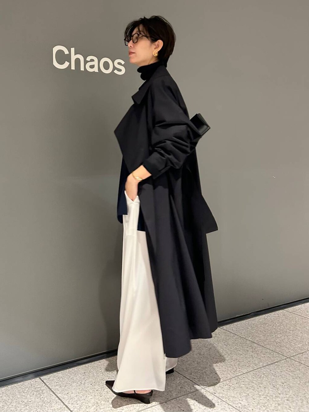 ブルー系のニット/セーター、ブルー系のニット/セーター、ホワイト系のその他パンツを着用したレディースの秋コーディネートの2枚目の写真