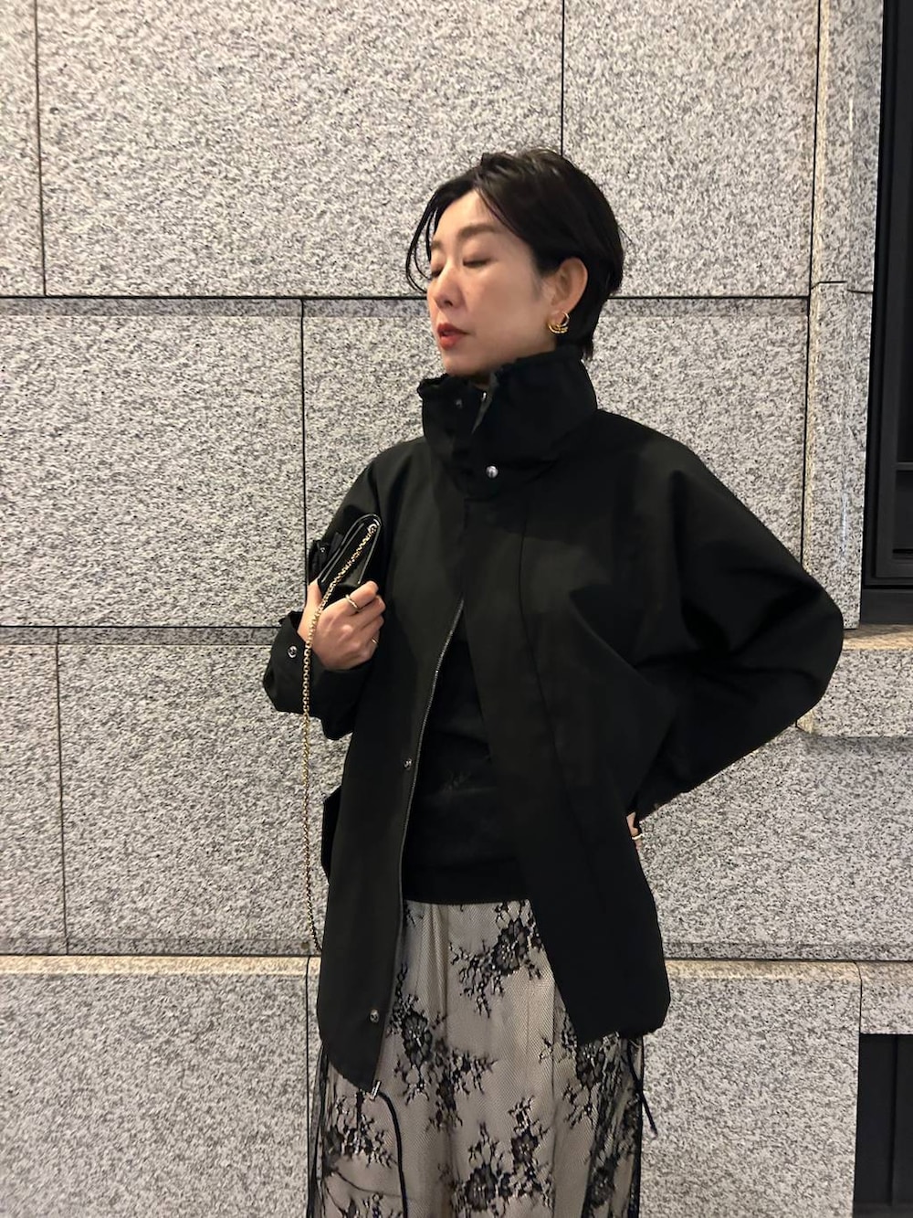 ホワイト系のその他パンツ、ブラック系のニット/セーター、ブラック系のワンピースを着用したレディースの冬コーディネートの5枚目の写真