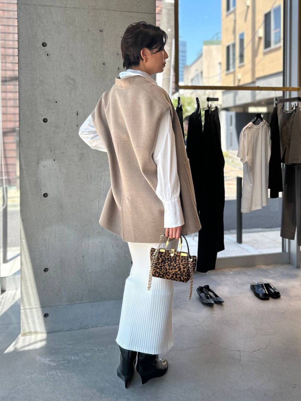 ホワイト系のその他トップス、ホワイト系のシャツ/ブラウス、グレー系のその他アウターを着用したレディースの秋コーディネートの3枚目の写真