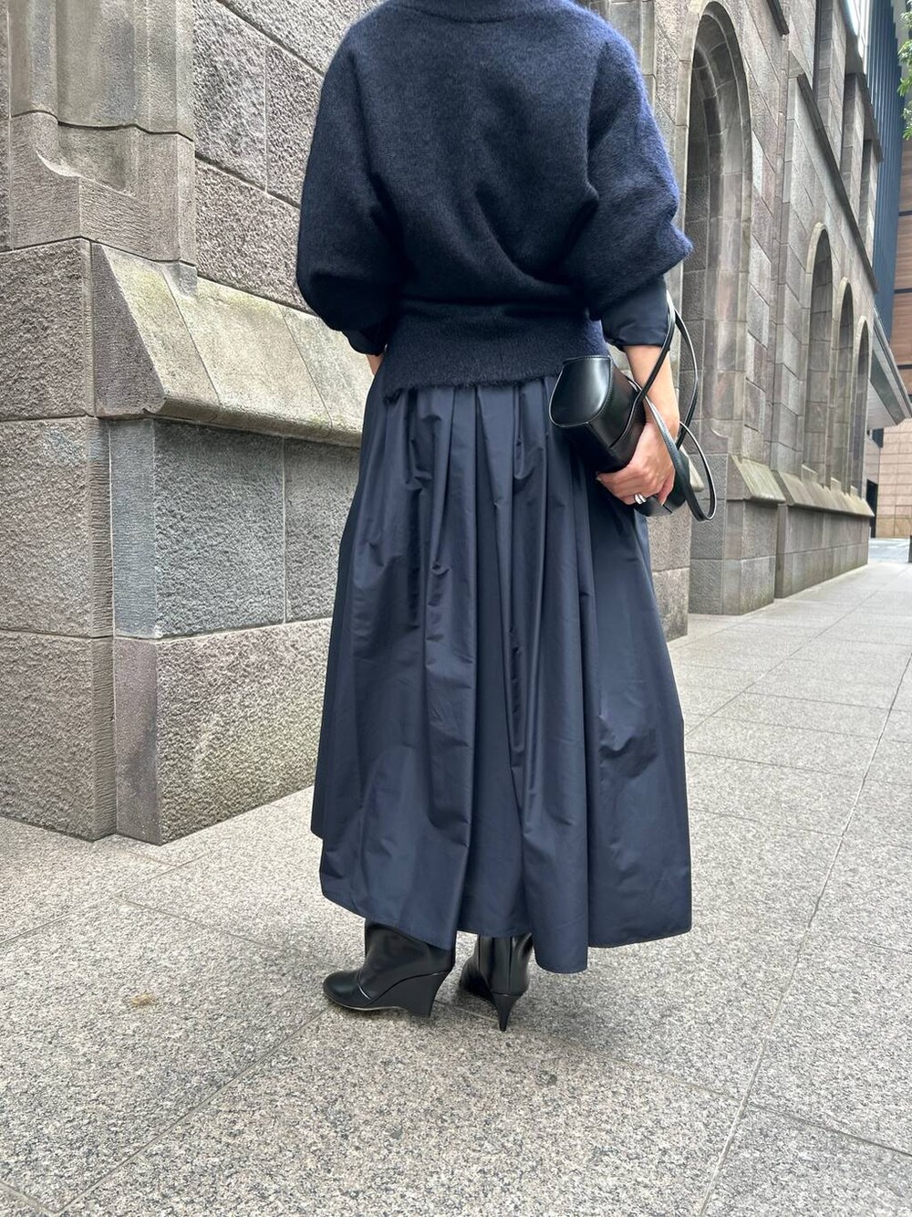 ブルー系のカーディガン/ボレロ、ブルー系のシャツ/ブラウス、ブルー系のスカートを着用したレディースの秋コーディネートの6枚目の写真