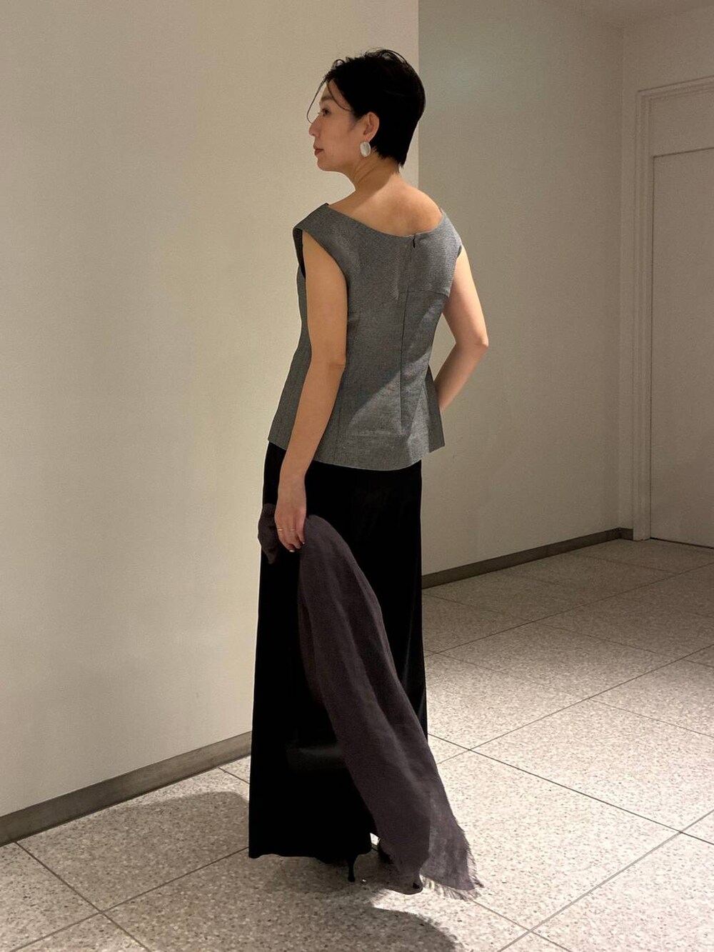 ブラック系のその他パンツ、ホワイト系のその他トップス、ブラウン系のストール/ショールを着用したレディースの春コーディネートの3枚目の写真