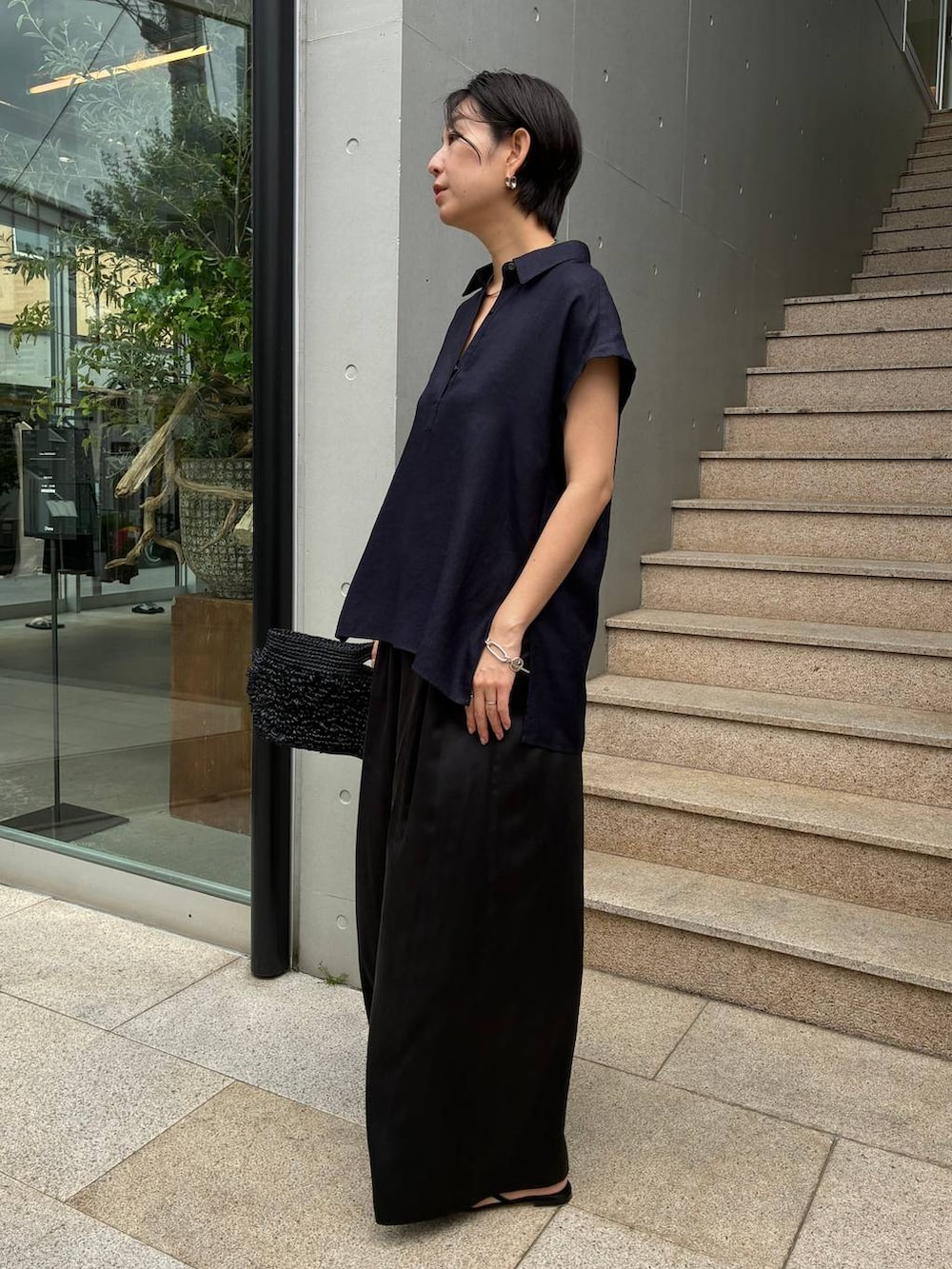 ブルー系のシャツ/ブラウス、ブラック系のその他パンツ、ブラック系のサンダルを着用したレディースの春コーディネートの3枚目の写真