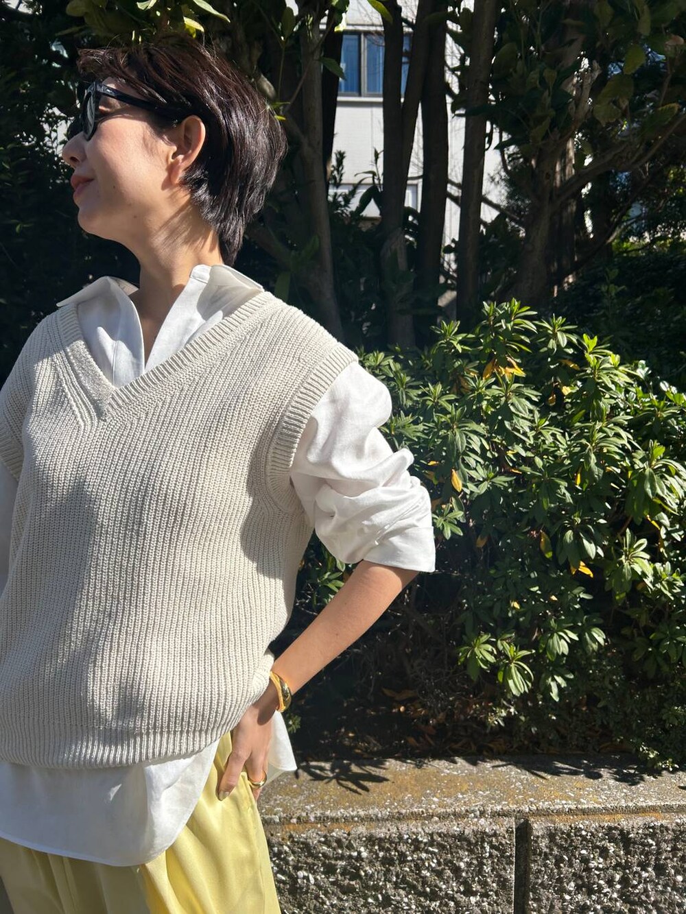 イエロー系のその他パンツ、ホワイト系のベスト、ベージュ系のテーラードジャケットを着用したレディースの冬コーディネートの6枚目の写真