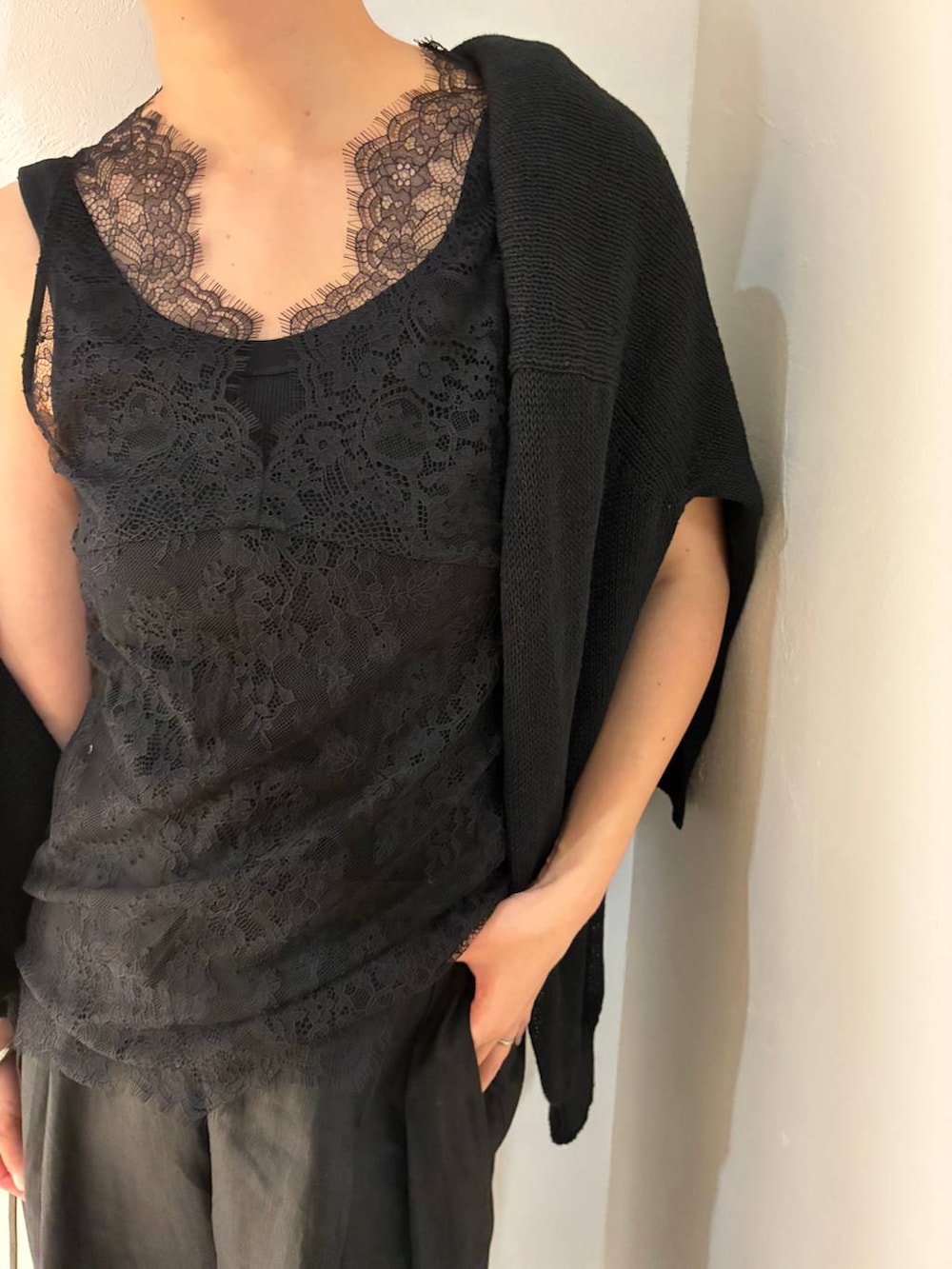 ブラック系のタンクトップ、ブラック系のタンクトップ、ブラック系のその他パンツを着用したレディースの夏コーディネートの5枚目の写真