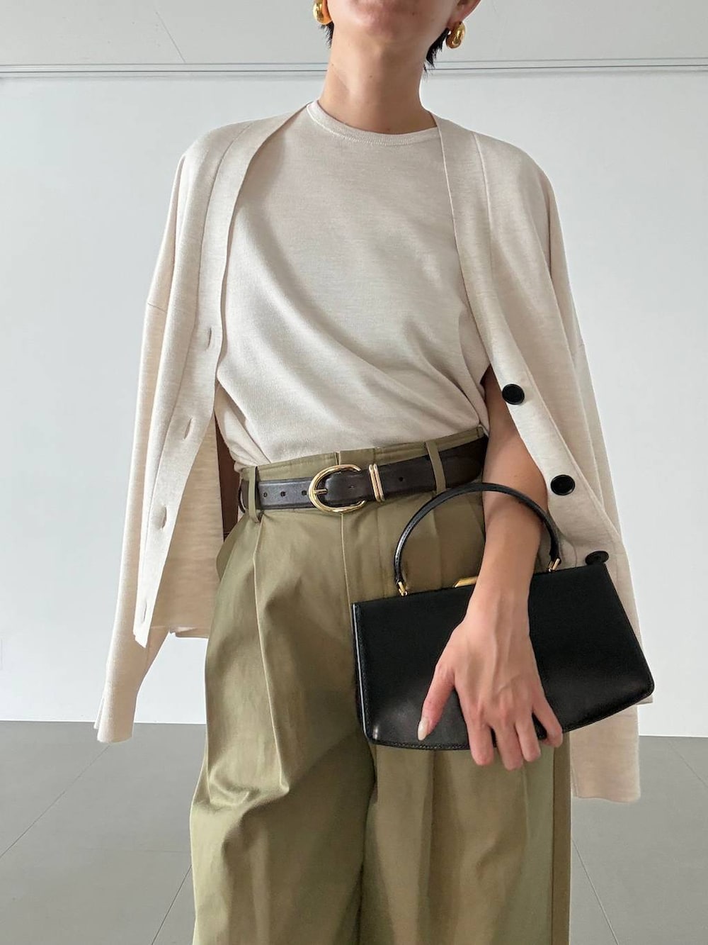 グリーン系のその他パンツ、ホワイト系のニット/セーター、ホワイト系のカーディガン/ボレロを着用したレディースの夏コーディネートの8枚目の写真