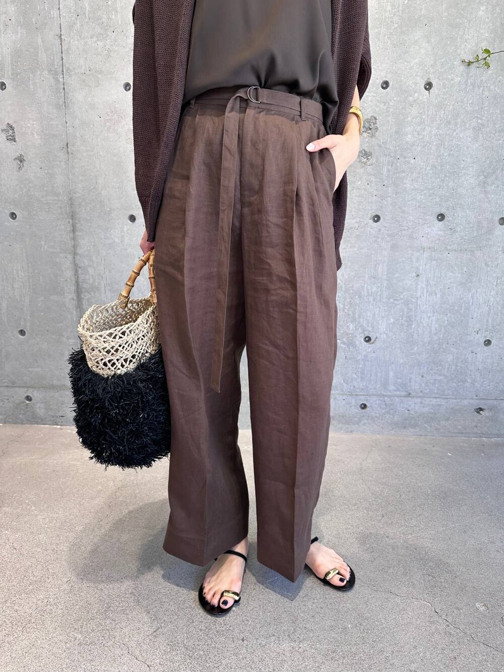 ブラウン系のシャツ/ブラウス、ブラウン系のカーディガン/ボレロ、ブラウン系のその他パンツを着用したレディースの春コーディネートの6枚目の写真