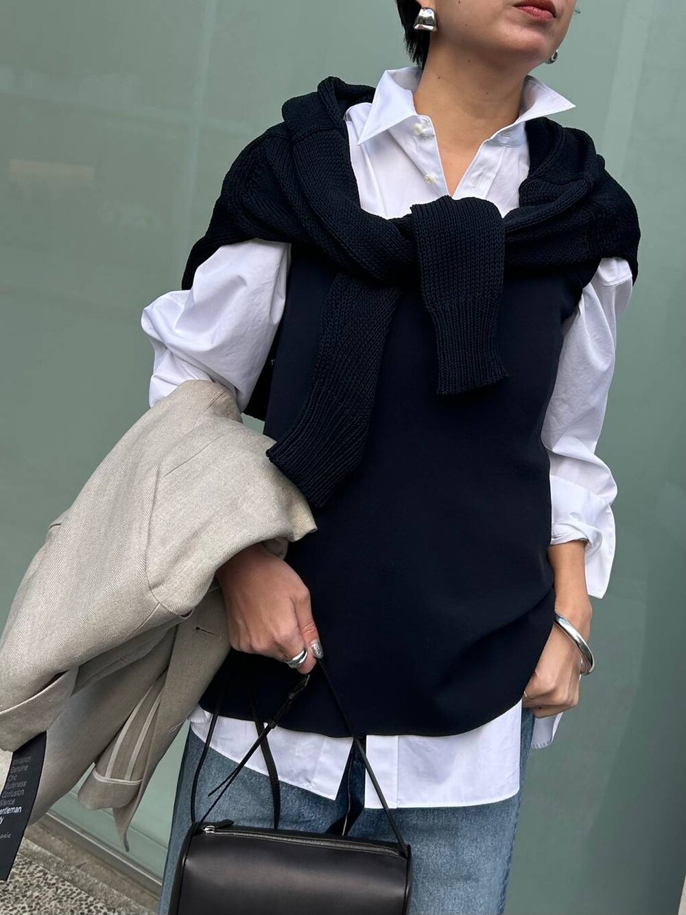 ホワイト系のシャツ/ブラウス、ブルー系のタンクトップ、ブルー系のデニムパンツを着用したレディースの冬コーディネートの6枚目の写真