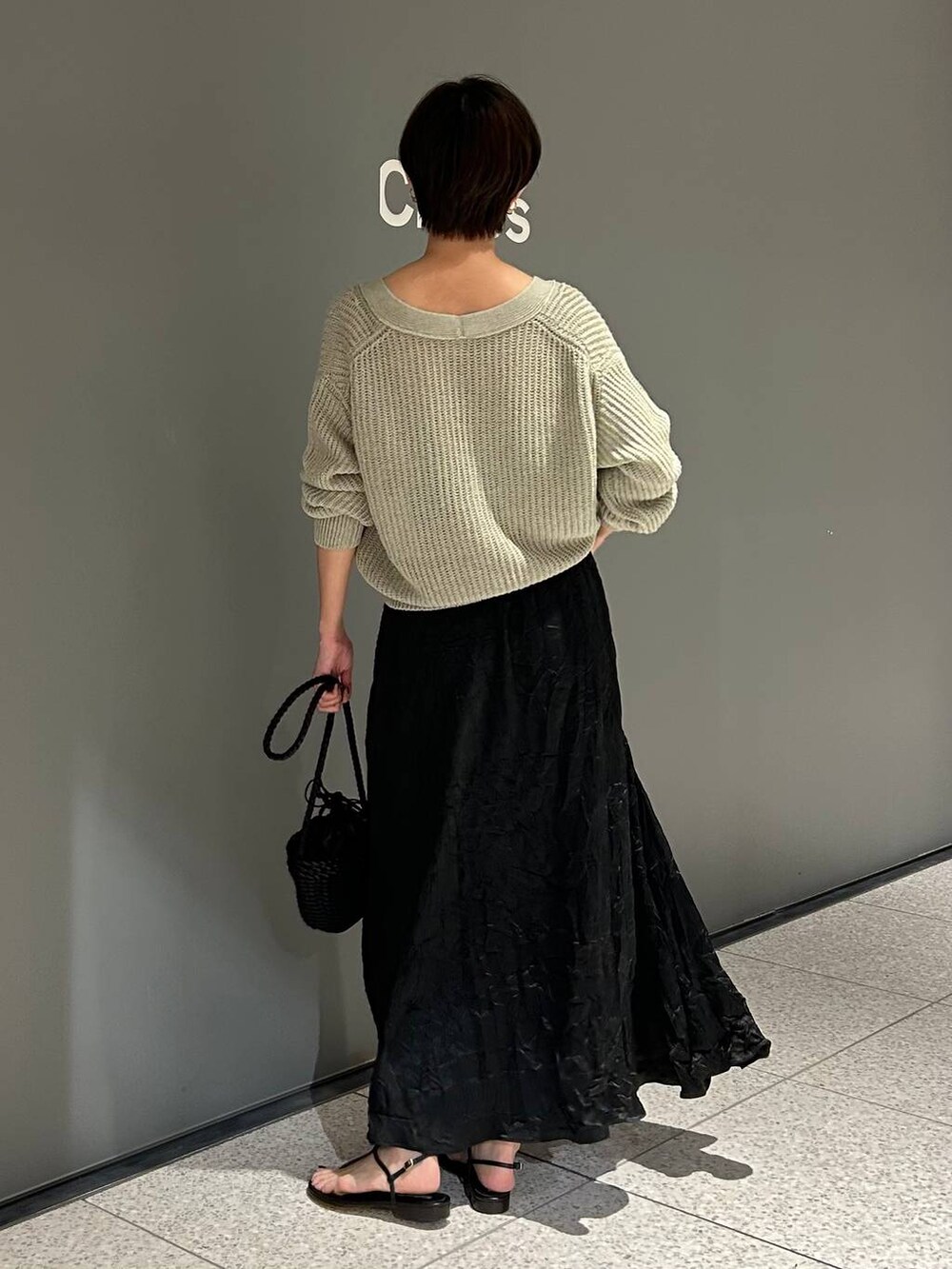 ブラック系のその他トップス、グレー系のカーディガン/ボレロ、ブラック系のTシャツ/カットソーを着用したレディースの夏コーディネートの5枚目の写真