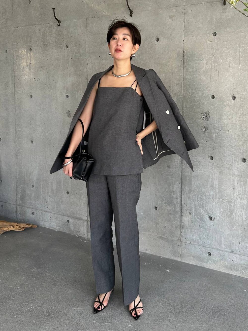 ブラック系のテーラードジャケット、ブラック系のその他パンツ、ブラック系のベストを着用したレディースの春コーディネートの2枚目の写真