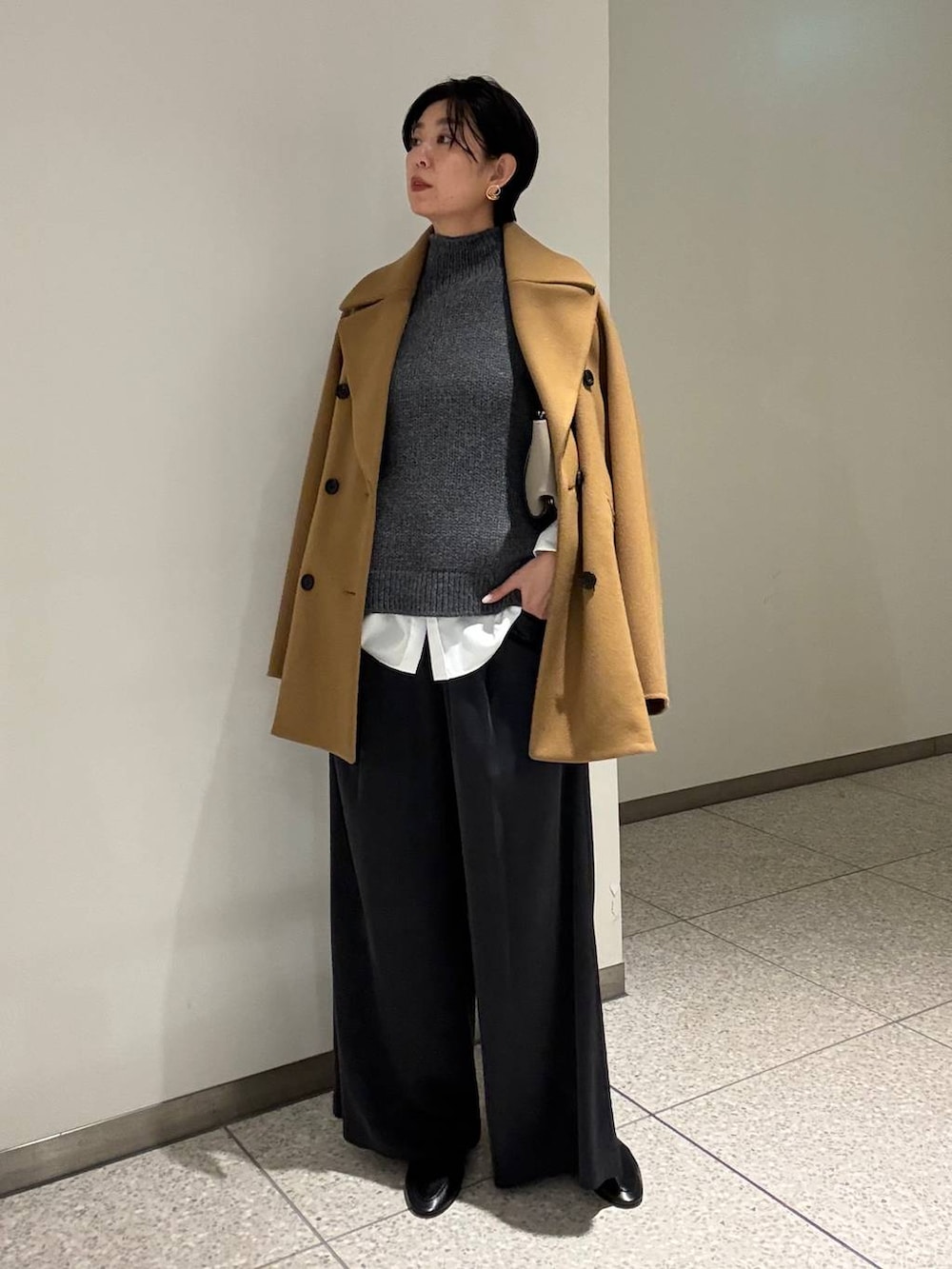 ブルー系のその他パンツ、ホワイト系のシャツ/ブラウス、イエロー系のピーコートを着用したレディースの秋コーディネートの2枚目の写真