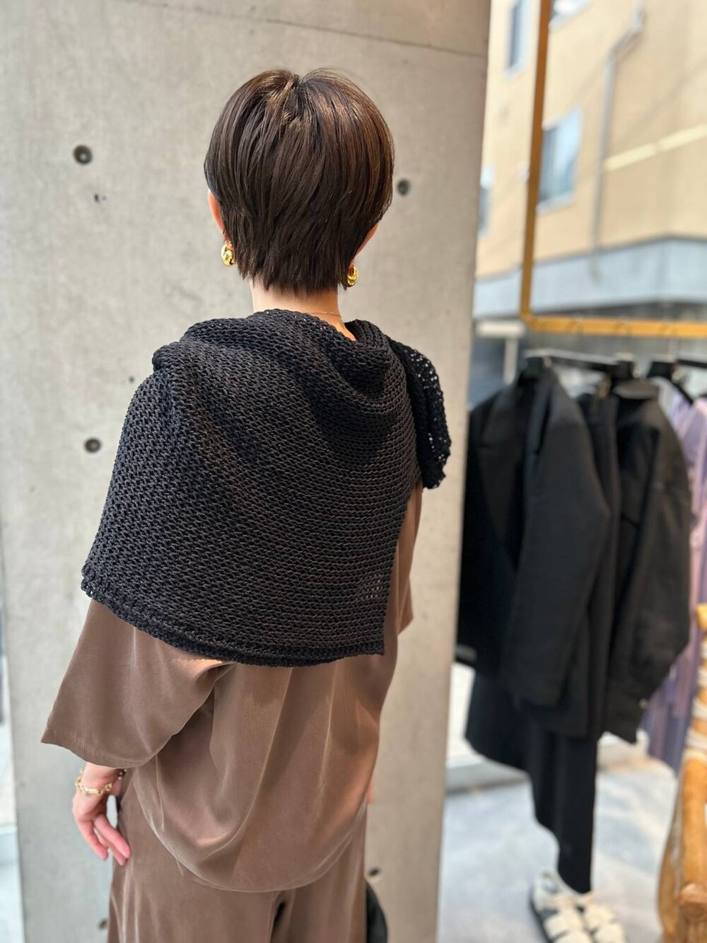 ブラウン系のその他パンツ、ブラック系のサンダル、ブラウン系のTシャツ/カットソーを着用したレディースの夏コーディネートの8枚目の写真