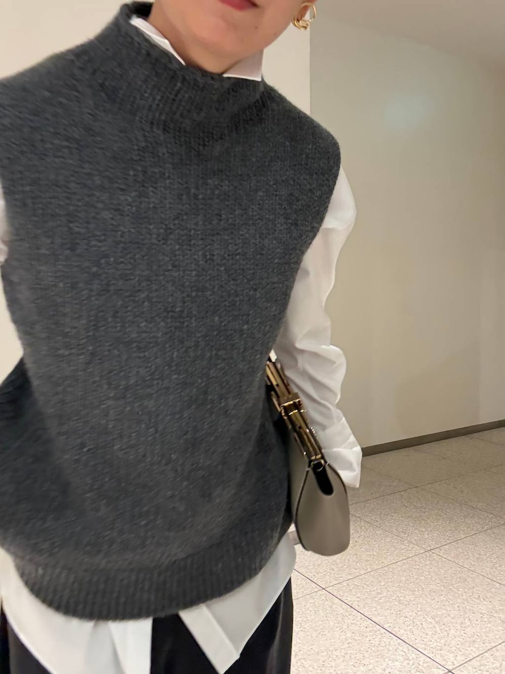 ブルー系のその他パンツ、ホワイト系のシャツ/ブラウス、イエロー系のピーコートを着用したレディースの秋コーディネートの9枚目の写真