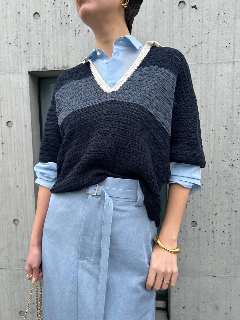 ブルー系のニット/セーター、ブルー系のシャツ/ブラウス、ブルー系のスカートを着用したレディースの春コーディネートの6枚目の写真