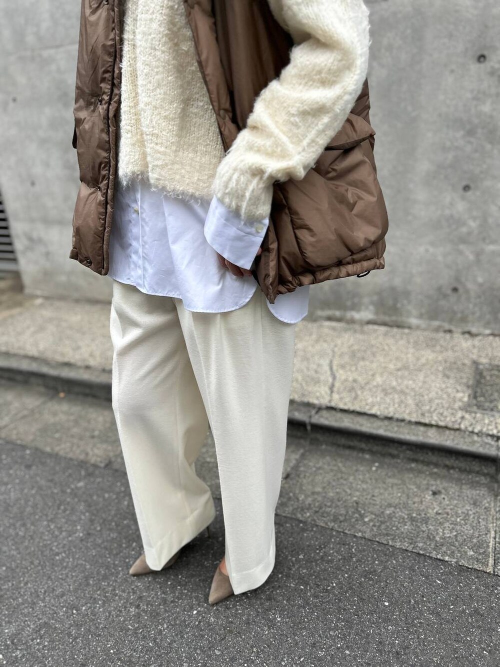 ホワイト系のシャツ/ブラウス、ホワイト系のニット/セーター、ホワイト系のスラックスを着用したレディースの秋コーディネートの6枚目の写真