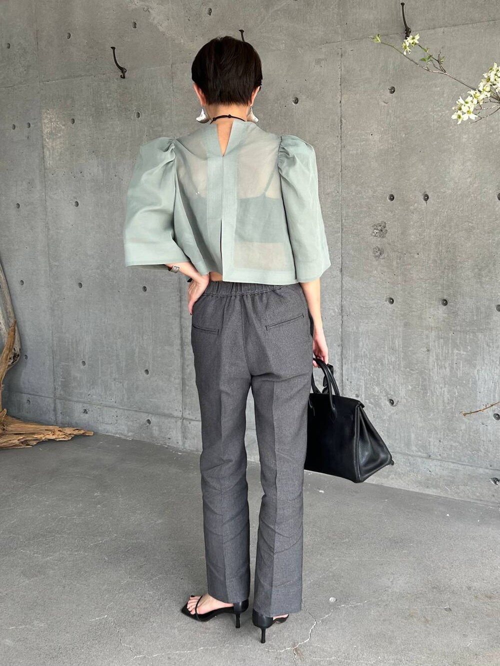 ブラック系のチューブトップ、ブラック系のその他パンツ、グリーン系のシャツ/ブラウスを着用したレディースの春コーディネートの5枚目の写真