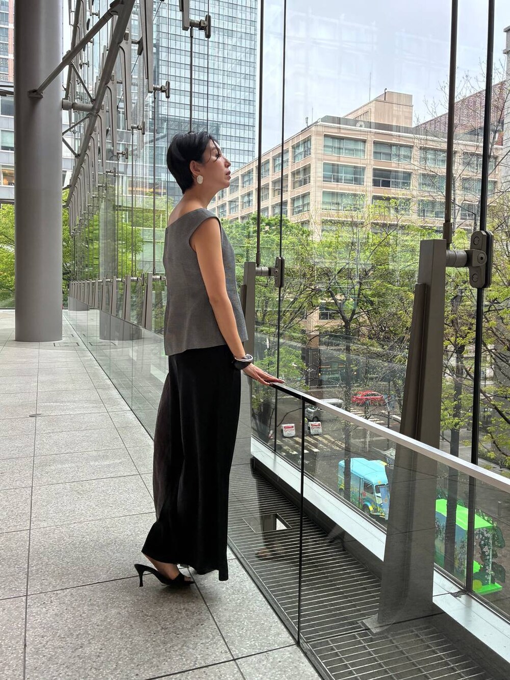 ブラック系のその他パンツ、ホワイト系のその他トップス、ブラウン系のストール/ショールを着用したレディースの春コーディネートの9枚目の写真