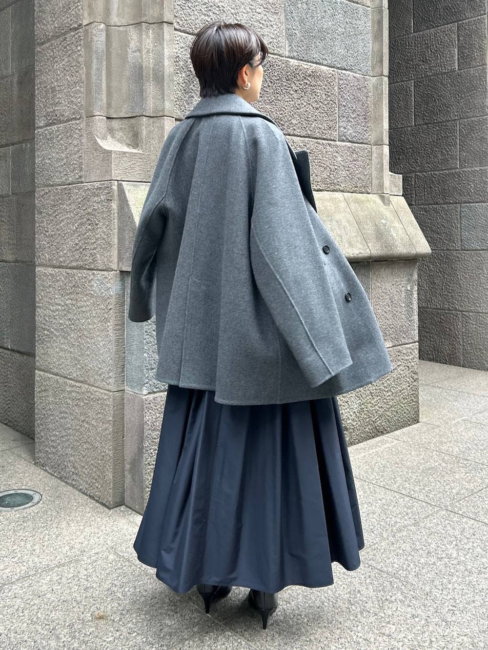 ブルー系のカーディガン/ボレロ、ブルー系のシャツ/ブラウス、ブルー系のスカートを着用したレディースの秋コーディネートの9枚目の写真