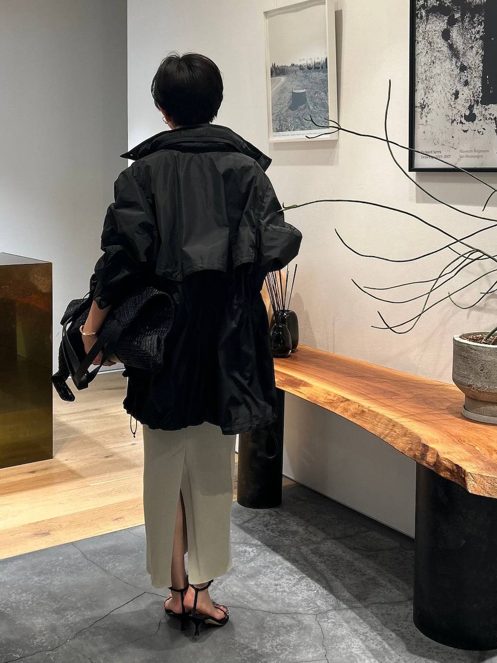 グレー系のタンクトップ、ブラック系のブルゾン、グレー系のスカートを着用したレディースの春コーディネートの2枚目の写真