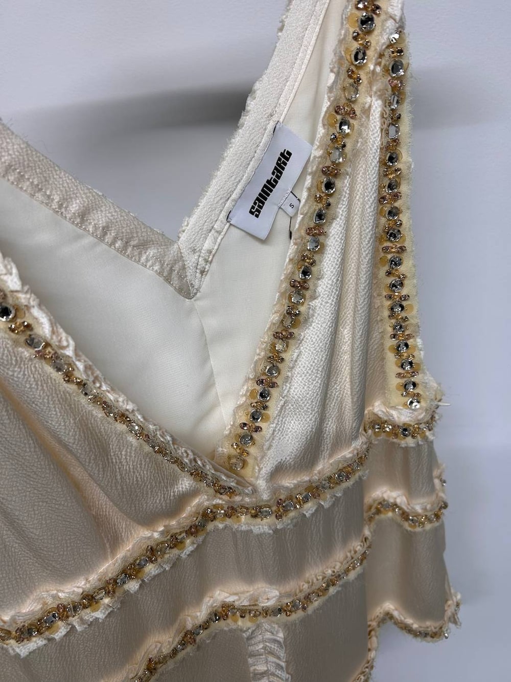 ベージュ系のニット/セーター、ブラウン系のダウンジャケット/コート、ブラック系のスラックスを着用したレディースの冬コーディネートの9枚目の写真