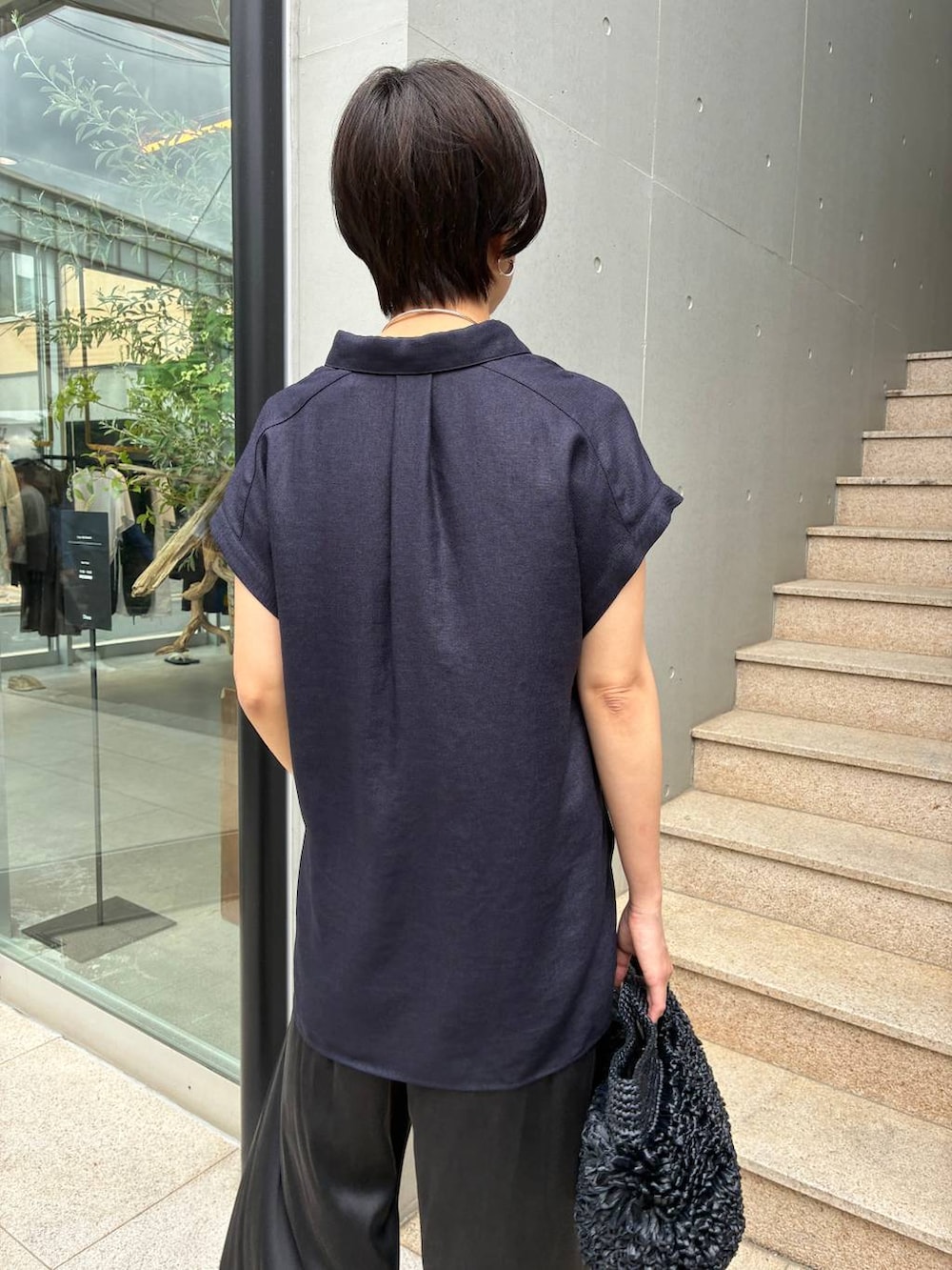 ブルー系のシャツ/ブラウス、ブラック系のその他パンツ、ブラック系のサンダルを着用したレディースの春コーディネートの7枚目の写真