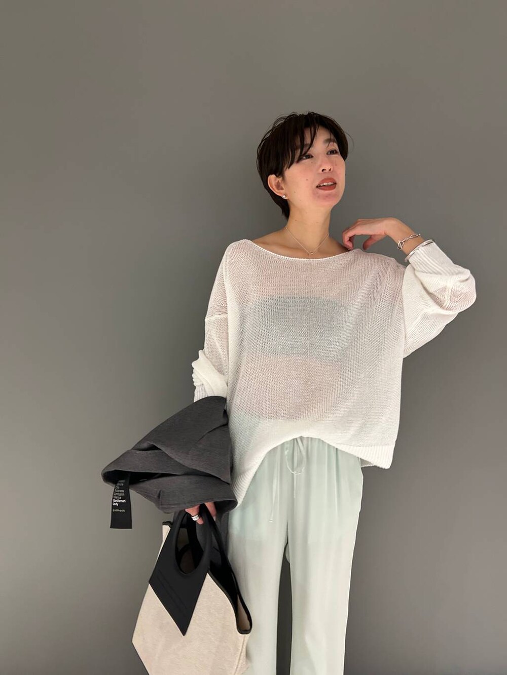 グリーン系のその他パンツ、ホワイト系のニット/セーター、ブラック系のテーラードジャケットを着用したレディースの春コーディネートの8枚目の写真