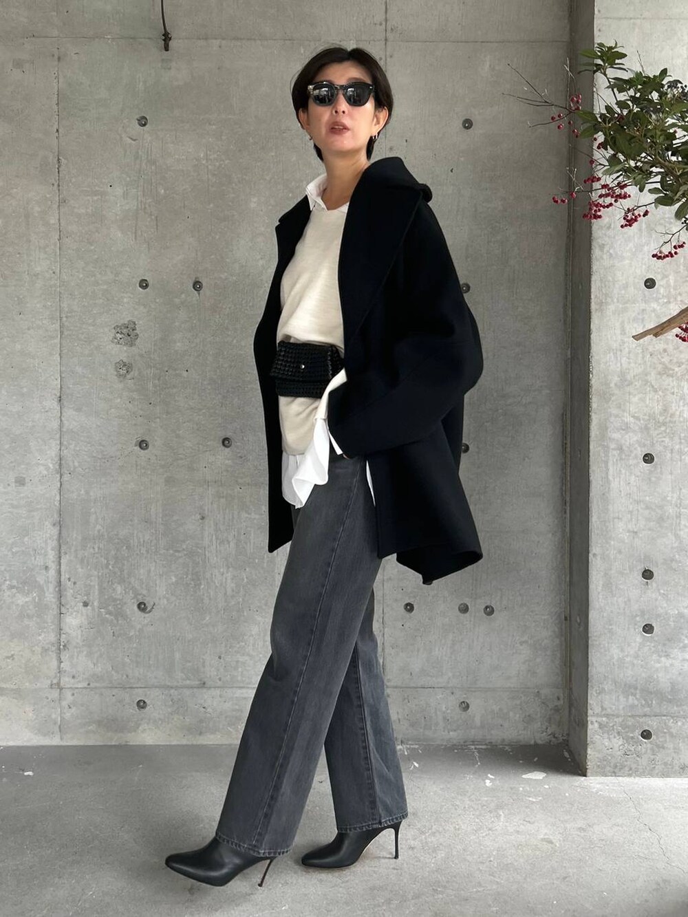 ブラック系のデニムパンツ、ホワイト系のシャツ/ブラウス、ブラック系のボディバッグ/ウエストポーチを着用したレディースの秋コーディネートの7枚目の写真