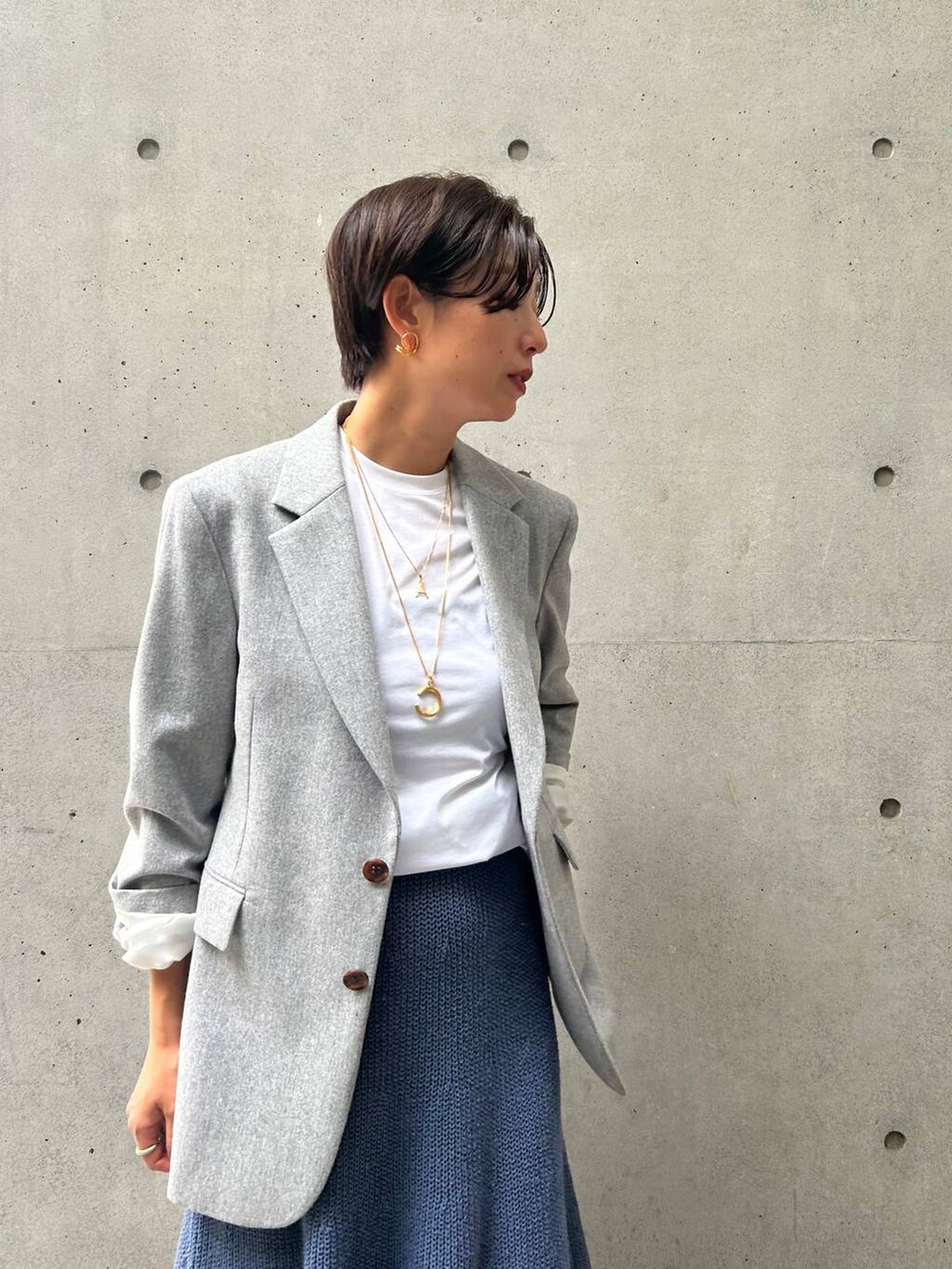 ブラック系のキャミソール、ホワイト系のTシャツ/カットソー、ブルー系のスカートを着用したレディースの秋コーディネートの6枚目の写真