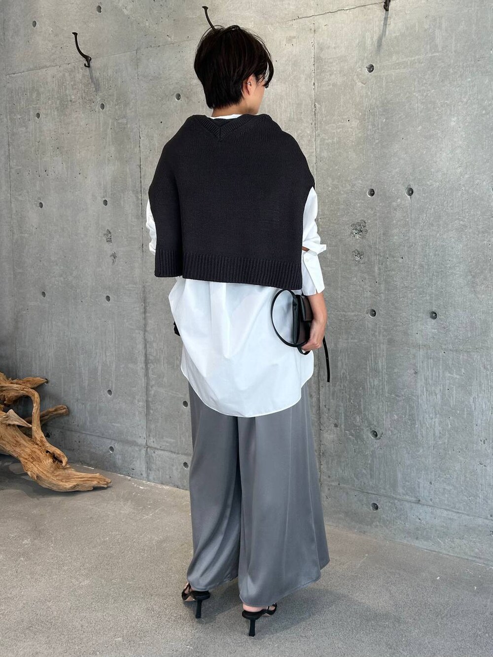 グレー系のその他パンツ、ブラック系のサンダル、グレー系のニット/セーターを着用したレディースの秋コーディネートの3枚目の写真