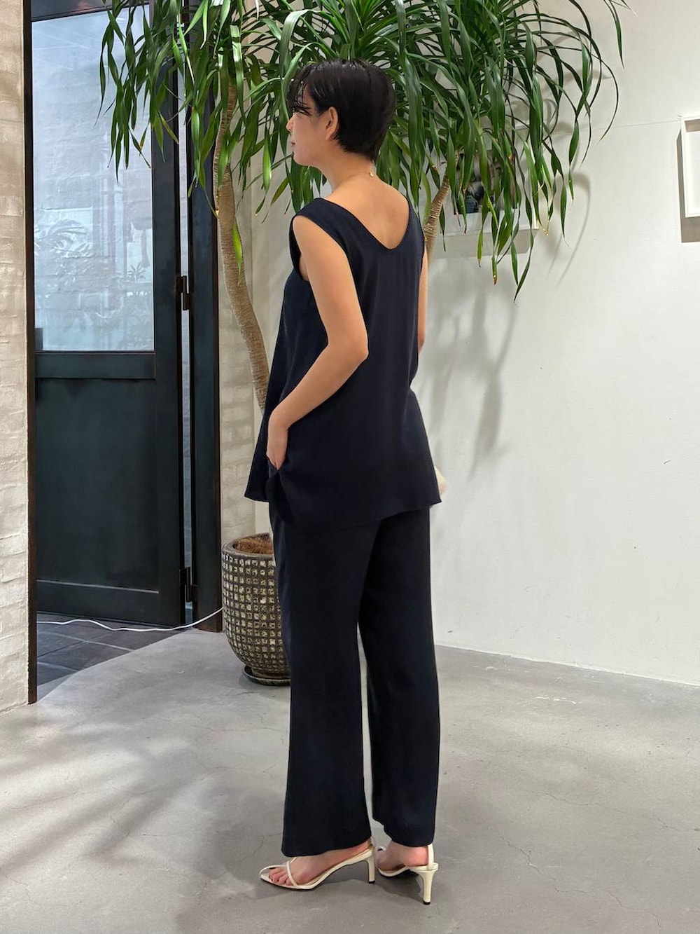 ブルー系のその他パンツ、ブルー系のシャツ/ブラウス、ホワイト系のブルゾンを着用したレディースの春コーディネートの7枚目の写真