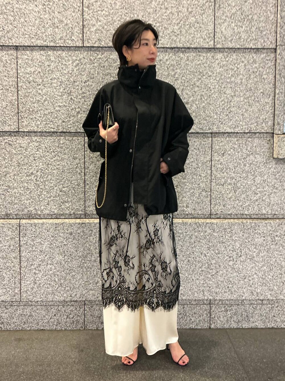 ホワイト系のその他パンツ、ブラック系のニット/セーター、ブラック系のワンピースを着用したレディースの冬コーディネートの2枚目の写真