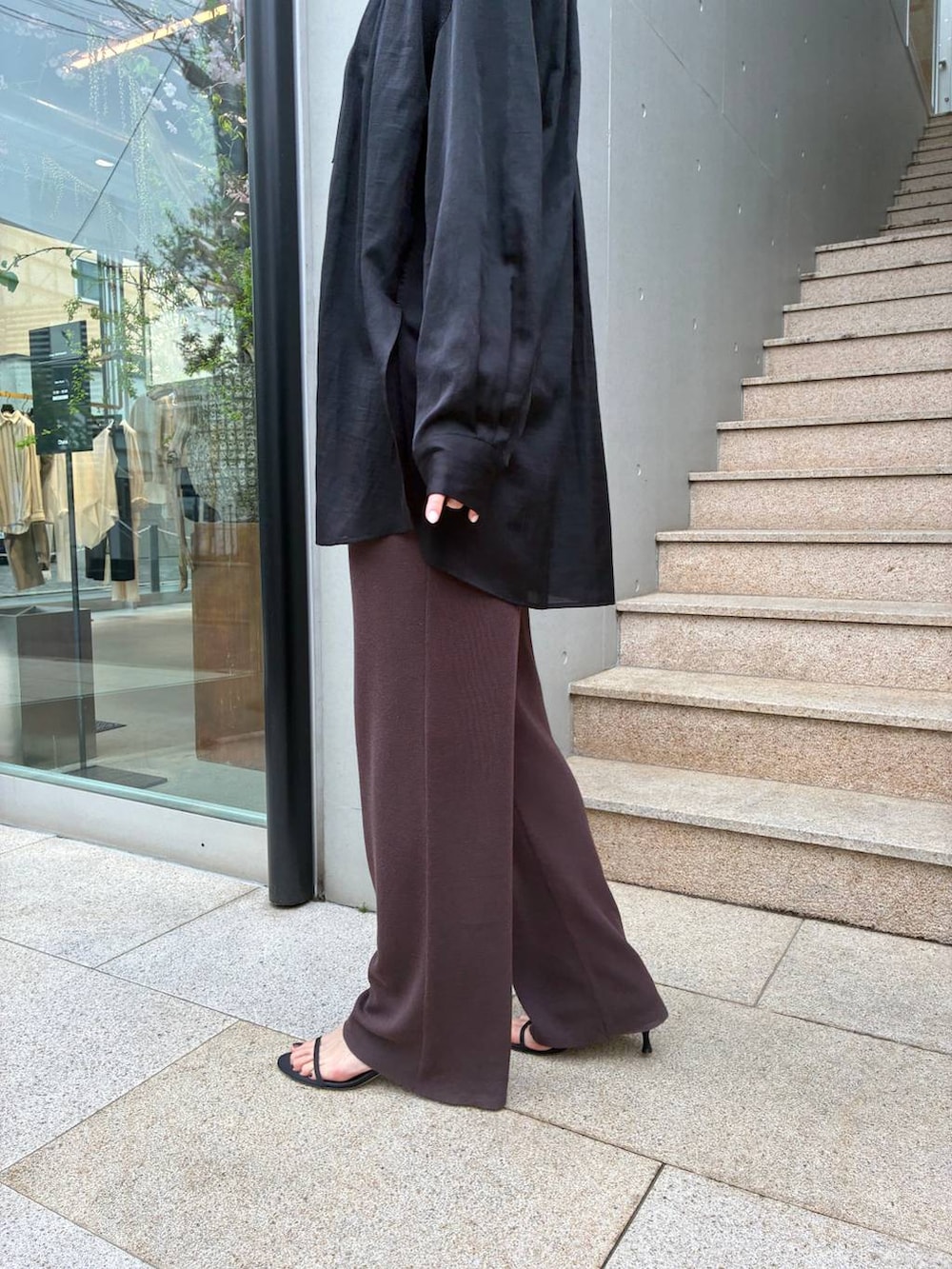 ブラック系のシャツ/ブラウス、ブラウン系のその他パンツを着用したレディースの春コーディネートの9枚目の写真