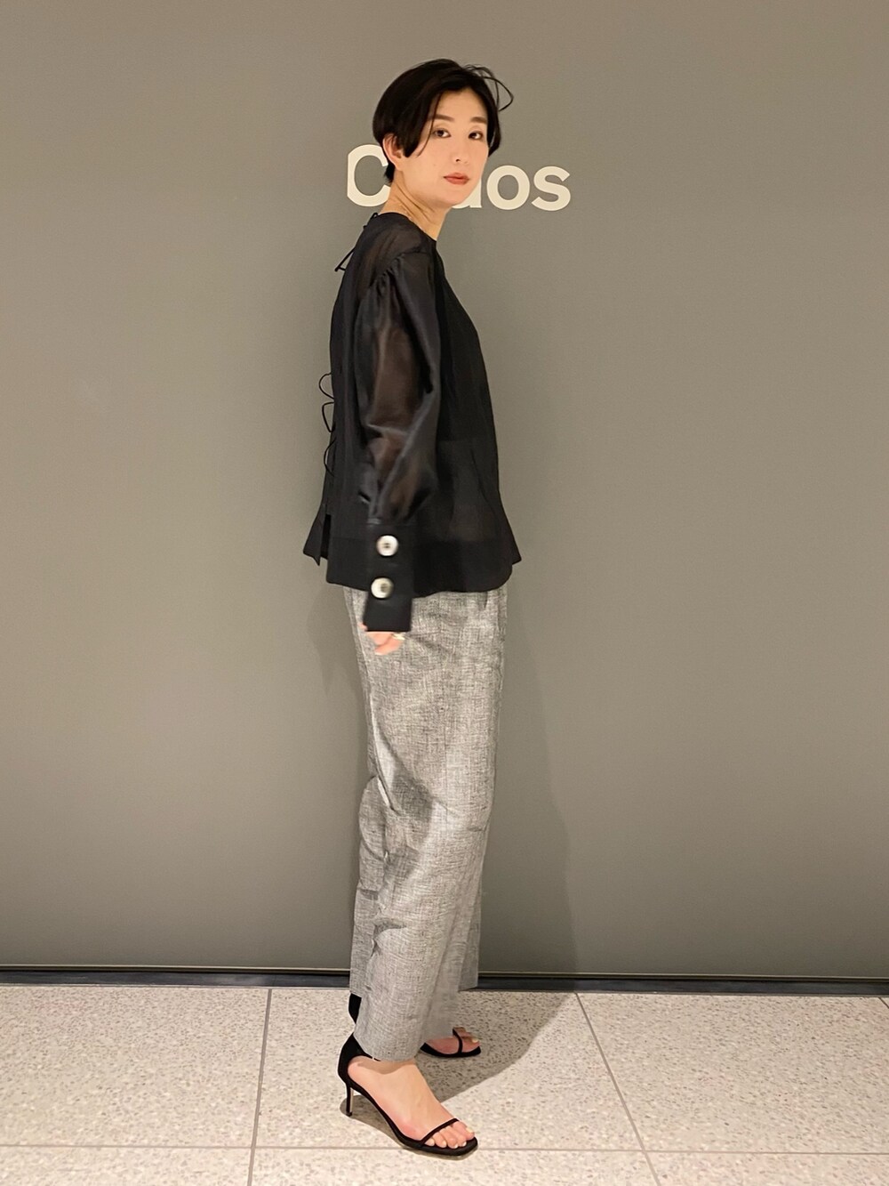 ブラック系のシャツ/ブラウス、ブラック系のタンクトップ、グレー系のパンツを着用したレディースの春コーディネートの3枚目の写真