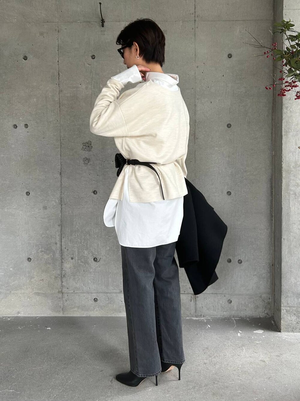 ブラック系のデニムパンツ、ホワイト系のシャツ/ブラウス、ブラック系のボディバッグ/ウエストポーチを着用したレディースの秋コーディネートの3枚目の写真