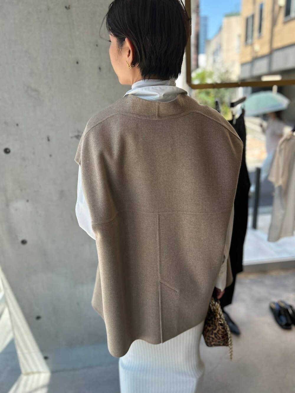 ホワイト系のその他トップス、ホワイト系のシャツ/ブラウス、グレー系のその他アウターを着用したレディースの秋コーディネートの8枚目の写真