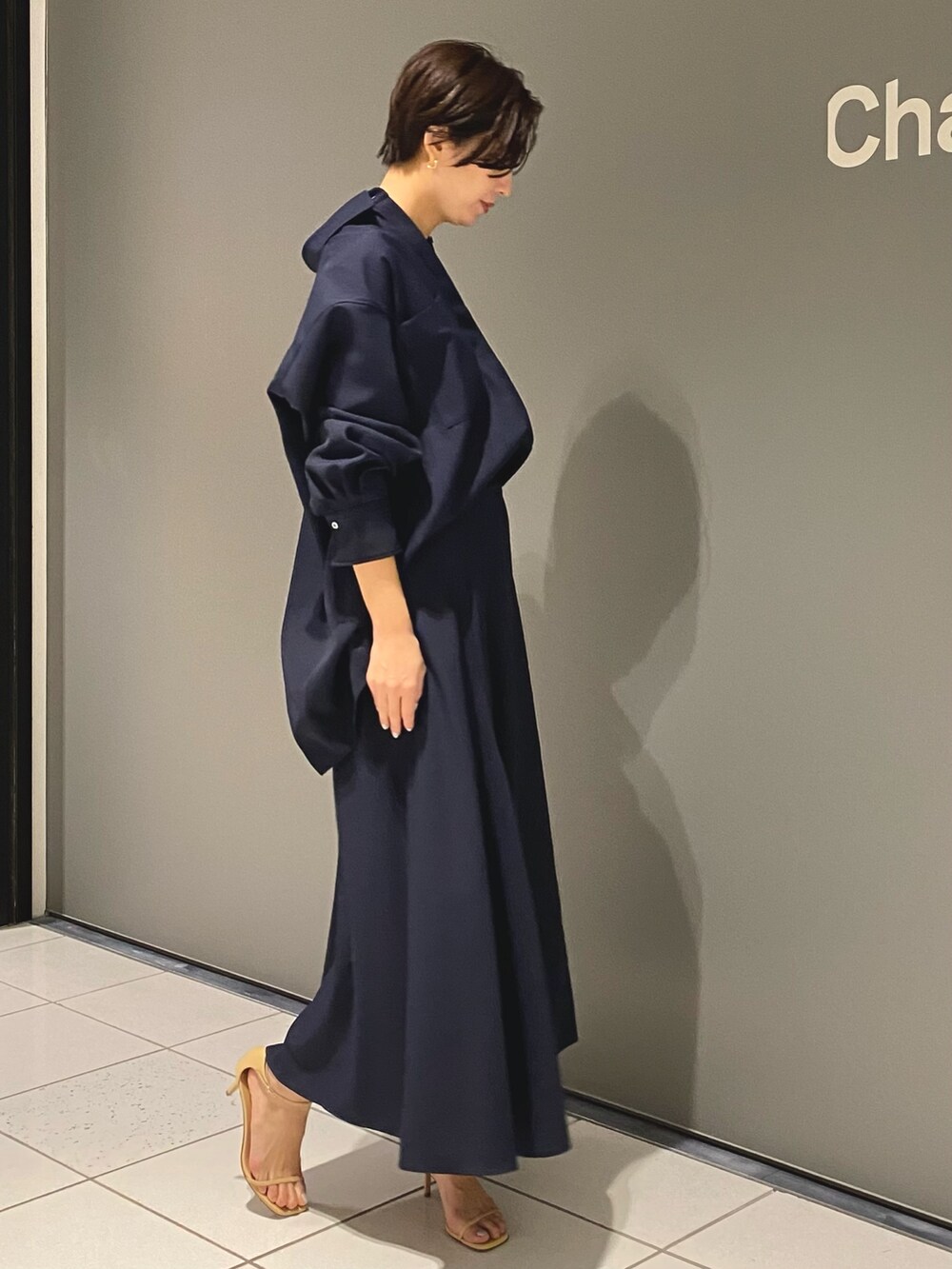 ブルー系のスカート、ブルー系のTシャツ/カットソー、ベージュ系のシューズを着用したレディースの冬コーディネートの2枚目の写真