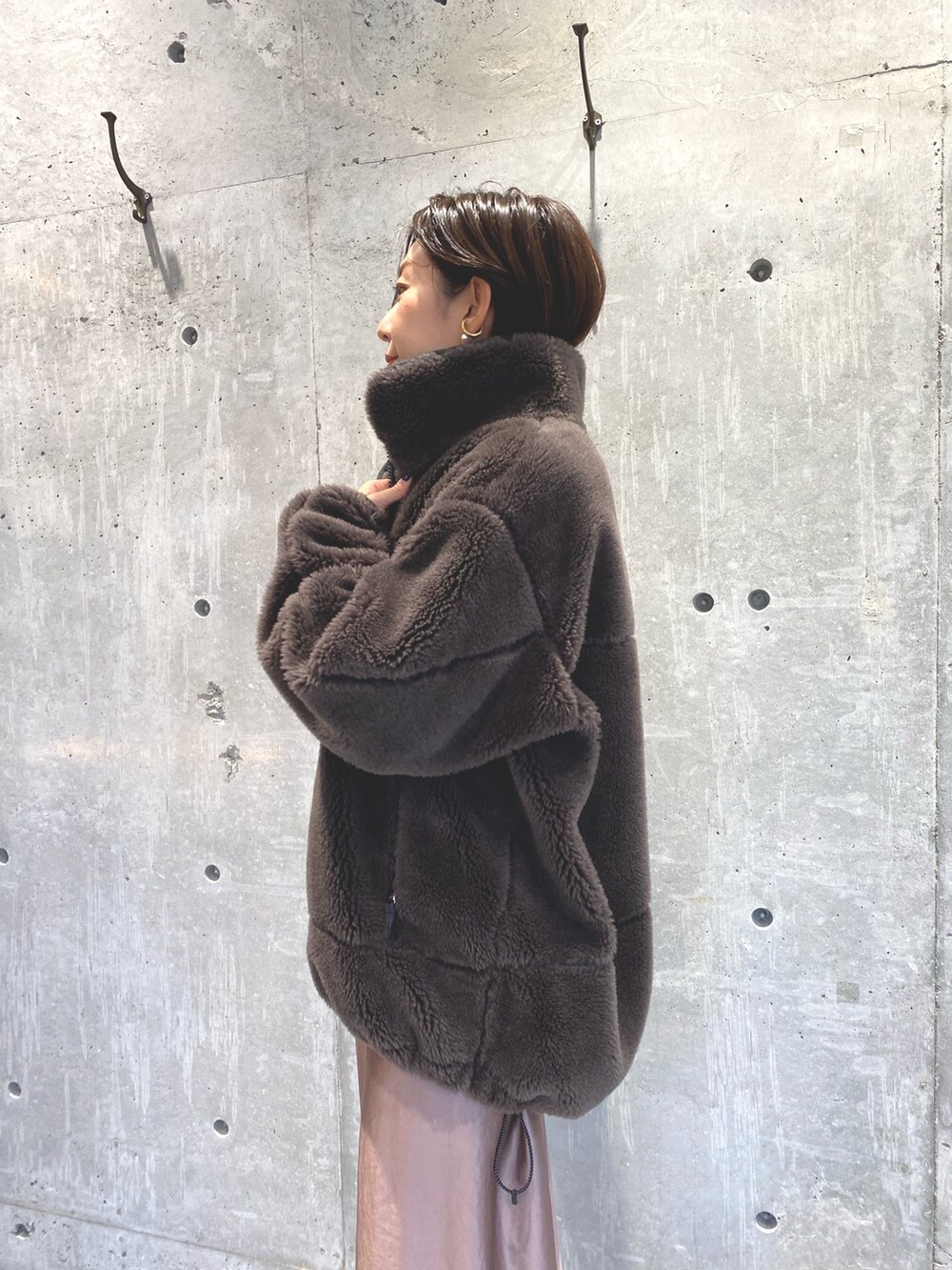 ブラウン系のジャケット/アウター、ブラウン系のスカート、ブラック系のニット/セーターを着用したレディースの秋コーディネートの3枚目の写真