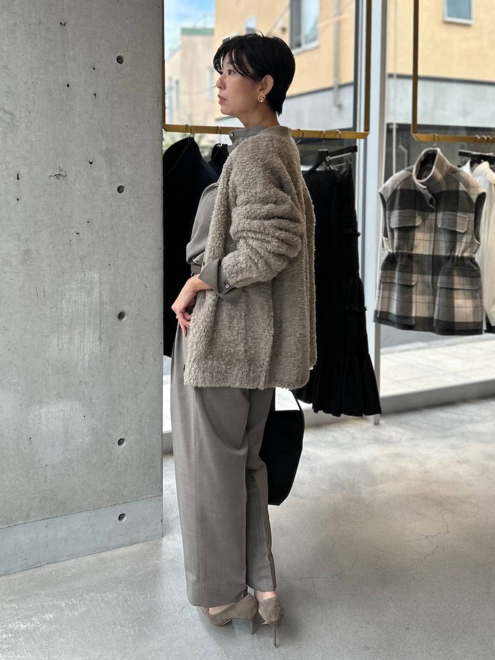 ベージュ系のカーディガン/ボレロ、ブラウン系のシャツ/ブラウス、ブラウン系のスラックスを着用したレディースの秋コーディネートの2枚目の写真