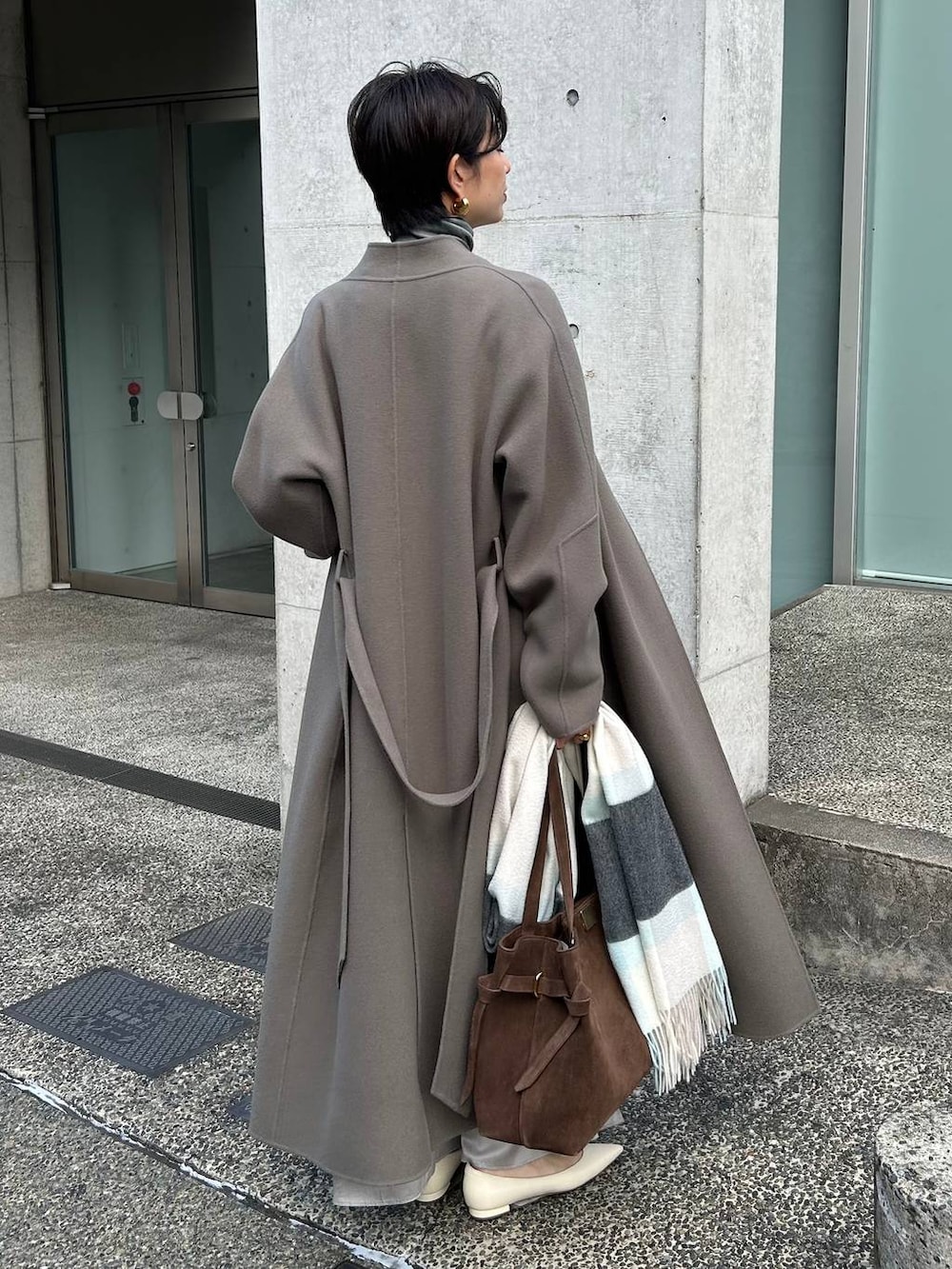 グレー系のその他パンツ、グレー系のニット/セーター、ブラウン系のノーカラーコートを着用したレディースの秋コーディネートの4枚目の写真