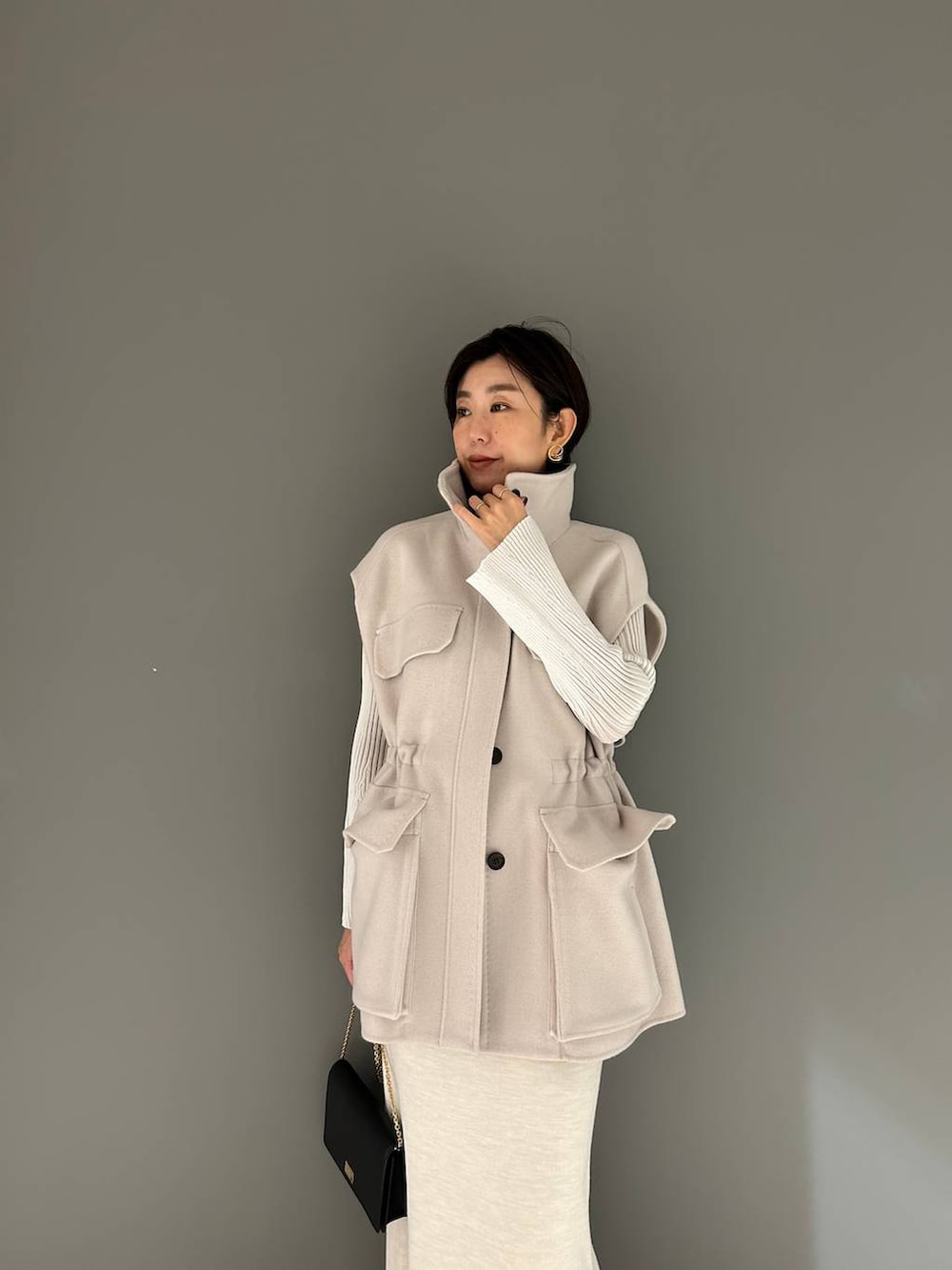 ホワイト系のその他アウター、ホワイト系のニット/セーター、ホワイト系のスカートを着用したレディースの秋コーディネートの7枚目の写真