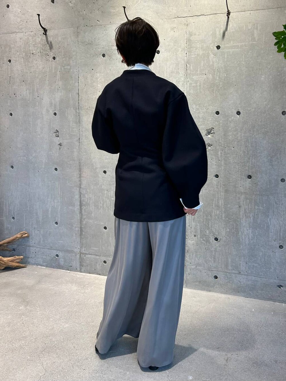 グレー系のその他パンツ、ホワイト系のシャツ/ブラウス、ブルー系のカーディガン/ボレロを着用したレディースの秋コーディネートの4枚目の写真