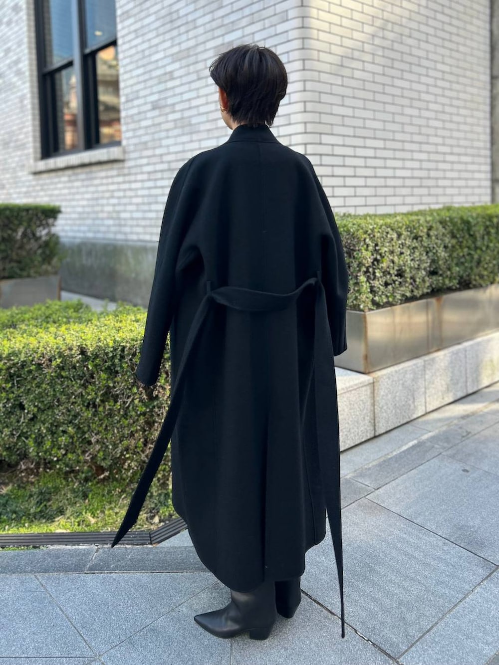 ブラック系のその他トップス、ブラック系のノーカラーコート、グレー系のカーディガン/ボレロを着用したレディースの秋コーディネートの9枚目の写真