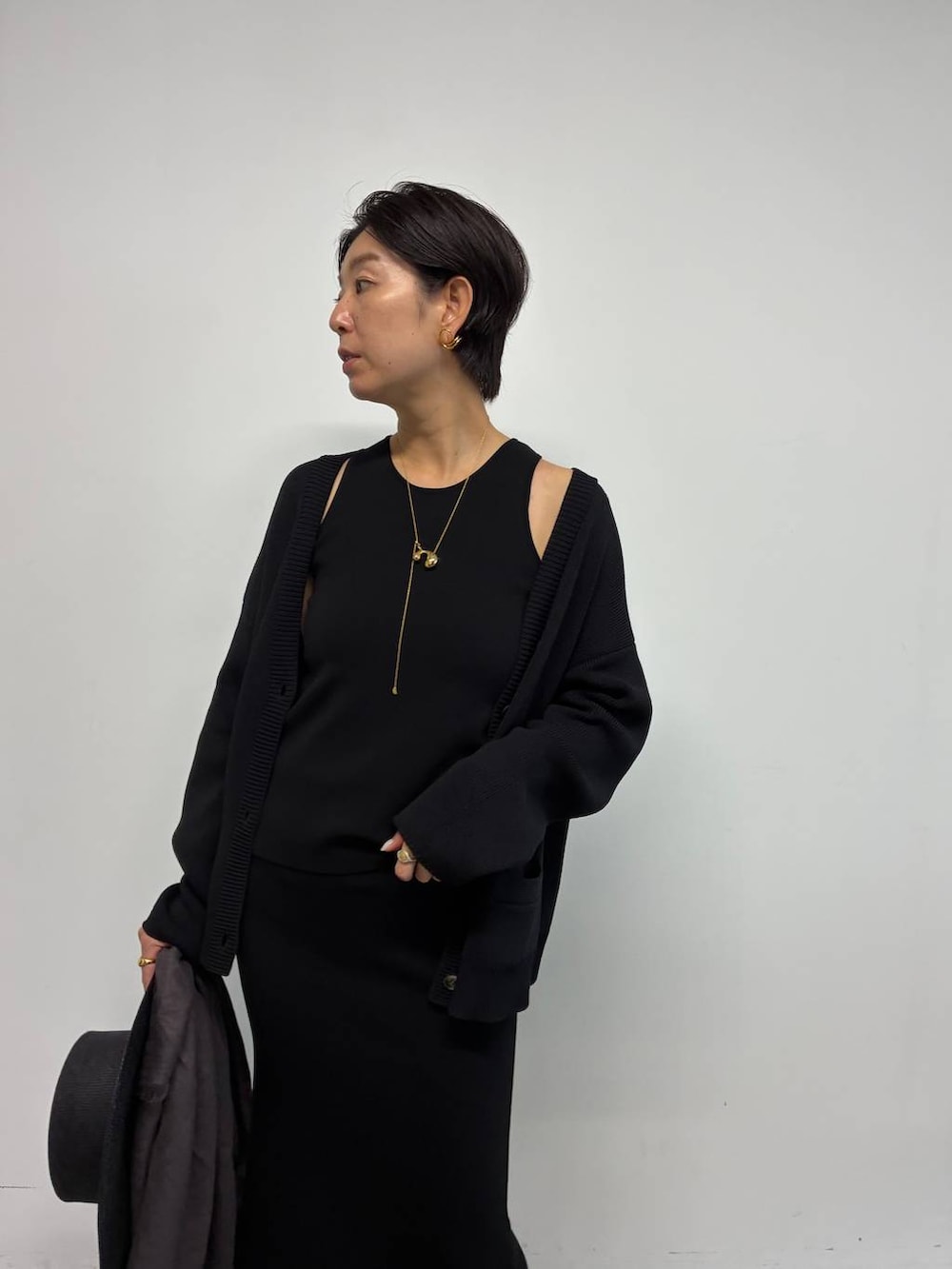 ブラック系のカーディガン/ボレロ、ブラック系のタンクトップ、ブラック系のスカートを着用したレディースの夏コーディネートの5枚目の写真