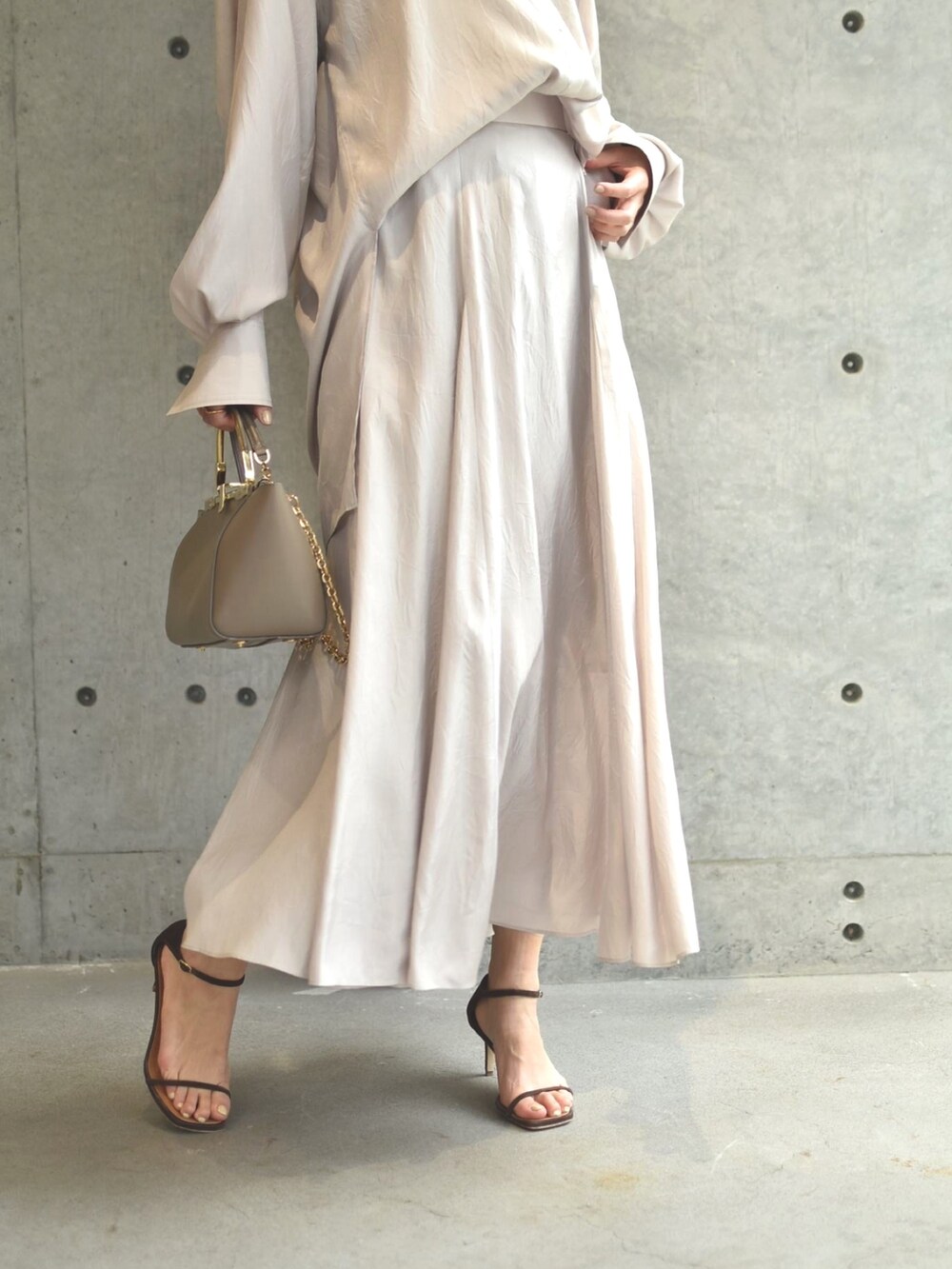 ベージュ系のシャツ/ブラウス、ベージュ系のスカート、ブラウン系のサンダルを着用したレディースの春コーディネートの5枚目の写真