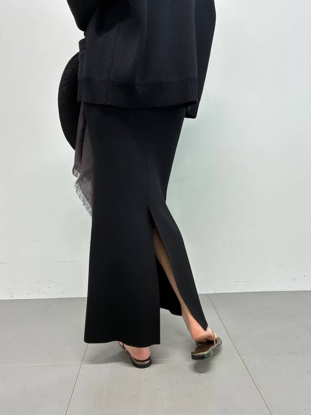 ブラック系のカーディガン/ボレロ、ブラック系のタンクトップ、ブラック系のスカートを着用したレディースの夏コーディネートの7枚目の写真
