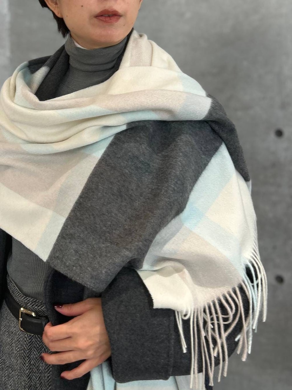 ホワイト系のその他トップス、グレー系のピーコート、グレー系のニット/セーターを着用したレディースの秋コーディネートの6枚目の写真