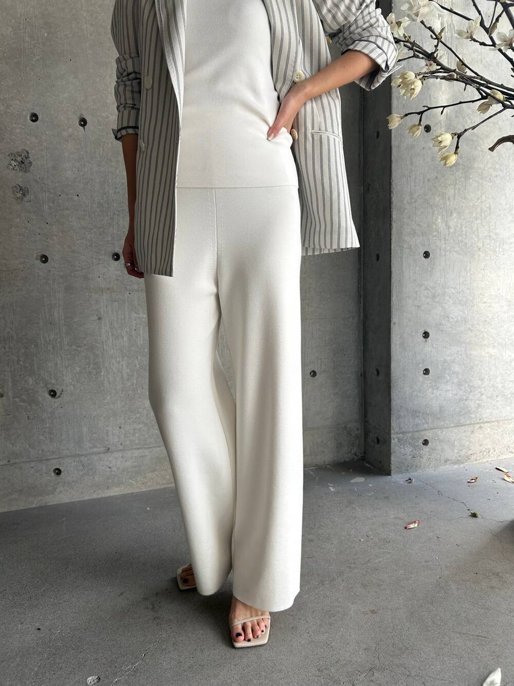 ホワイト系のその他パンツ、ホワイト系のタンクトップ、ベージュ系のサンダルを着用したレディースの冬コーディネートの6枚目の写真