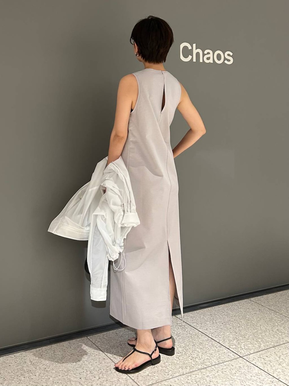 「きれいめ、ベーシック/シンプル、体型カバー、モード、フェミニン、シンプルコーデ、大人カジュアル、Chaos、ブルゾン、ワンピース、夏コーデ、秋コーデ」｜「ChaosのChaos(カオス)/ショートエアーパックブルゾン（ブルゾン、ホワイト系）」を使った、chaos_haseさん（レディース・169cm）の夏コーディネートの3枚目の写真