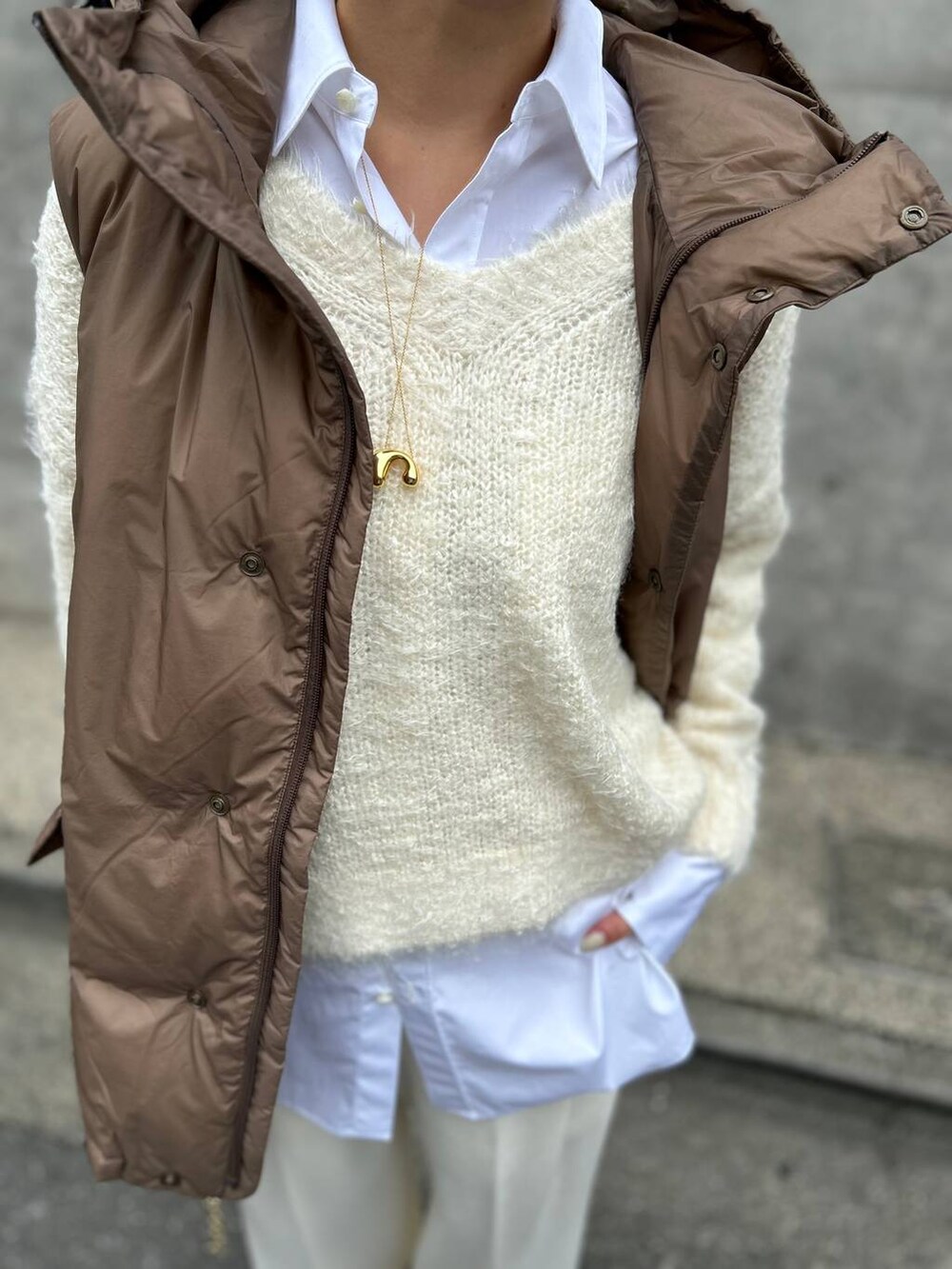 ホワイト系のシャツ/ブラウス、ホワイト系のニット/セーター、ホワイト系のスラックスを着用したレディースの秋コーディネートの5枚目の写真