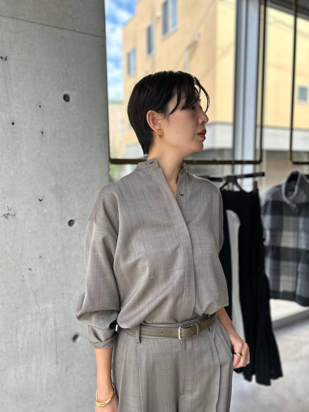 ベージュ系のカーディガン/ボレロ、ブラウン系のシャツ/ブラウス、ブラウン系のスラックスを着用したレディースの秋コーディネートの4枚目の写真